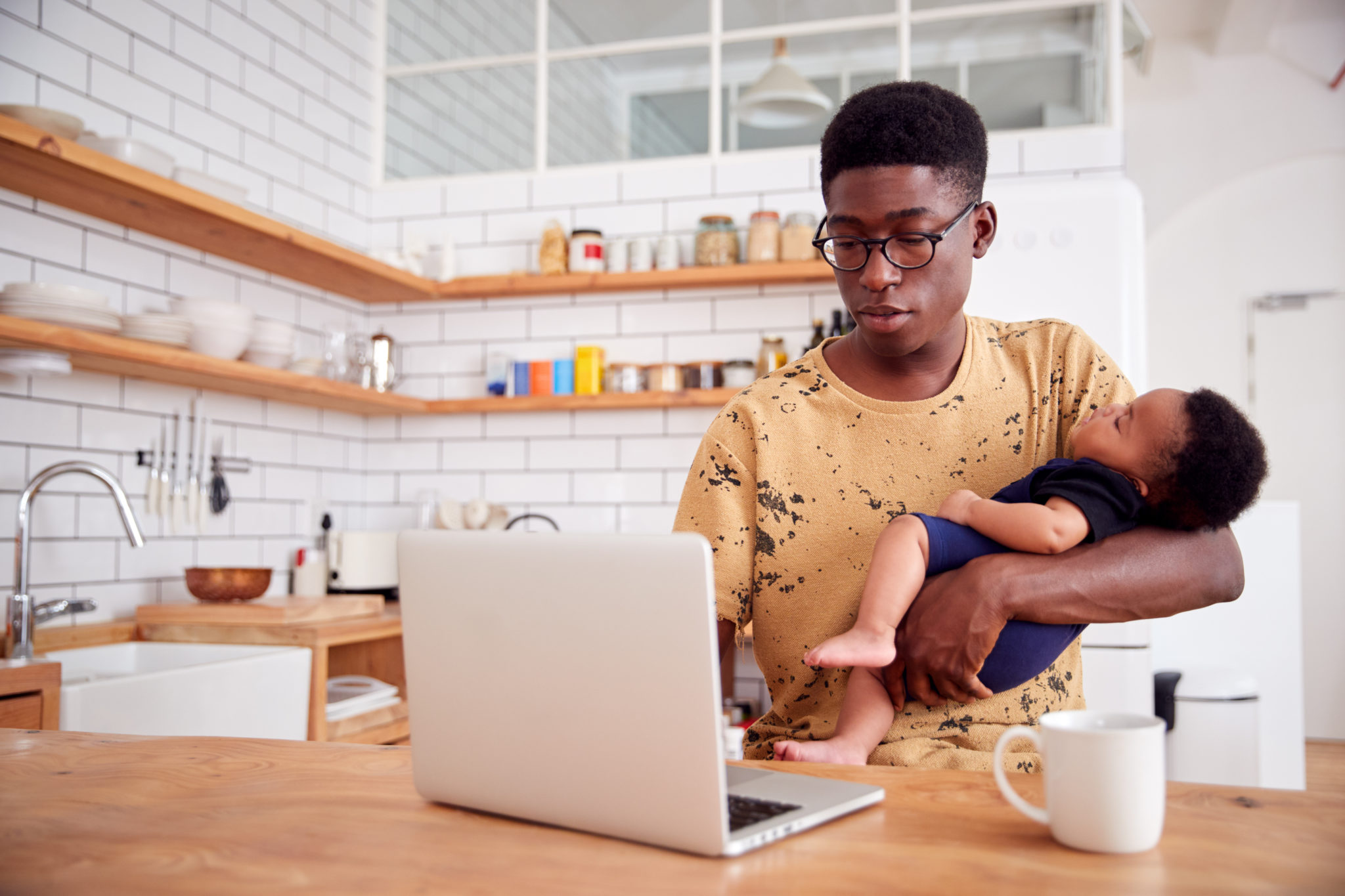 Baby i working. Многозадачный человек с продуктами работой детьми фото. Parents work hard. Photo to Multi graphok.